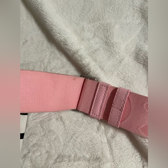 MARC JACOBS
Pink 'The Utility Snapshot' Shoulder Bag
$420 USD - Picture 8 of 9